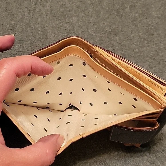 Small Kate Spade wallet snap & zipper closure...sew pictures for condition - Picture 8 of 15